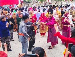 Usai Upacara HUT RI, Bupati dan Wabup Sumenep Kompak Joget “Bola Bale”