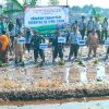 Turun ke Sawah, Danramil Purwosari Bersama Petani Sukseskan Gerakan Tanam Padi Serempak